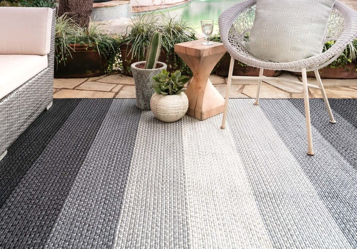 How to Place an Outdoor Rug